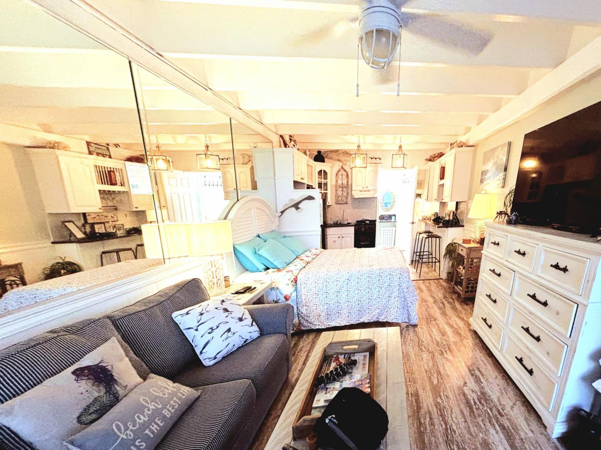 Couples Getaway, Honeymoon Sweet, Perfectly Cozy Beach Front Condo With Kitchen, Pool, Free Parking,Check-In At Door Panama City Beach Exterior photo