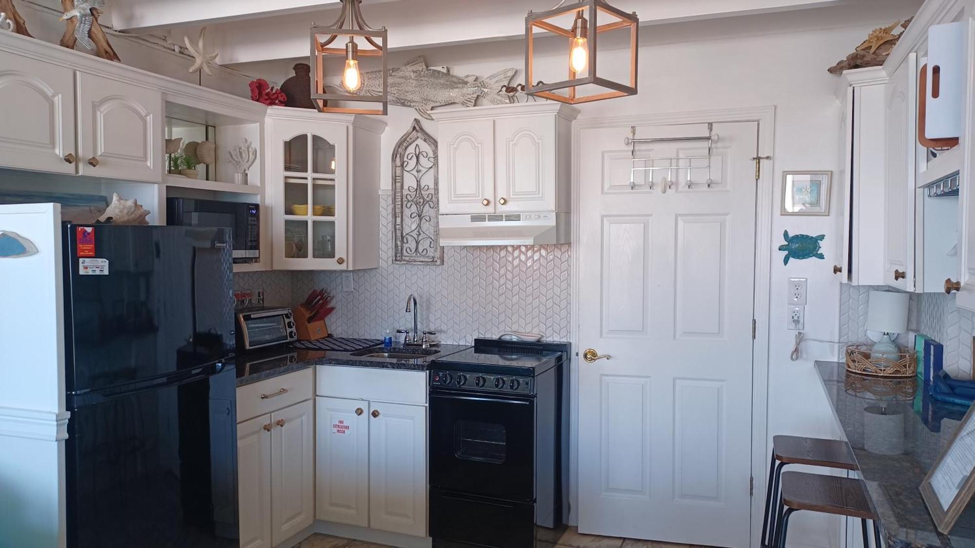 Couples Getaway, Honeymoon Sweet, Perfectly Cozy Beach Front Condo With Kitchen, Pool, Free Parking,Check-In At Door Panama City Beach Room photo